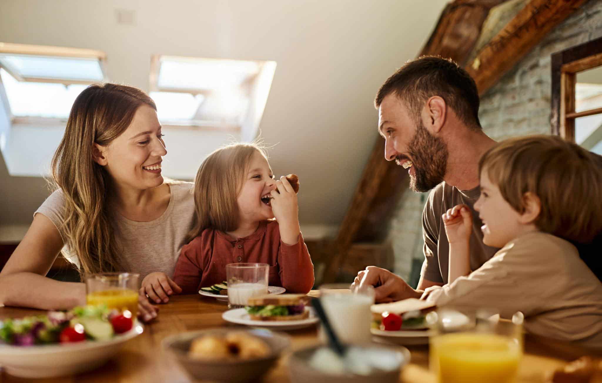 Assiette avec divers aliments dangereux mal préparés