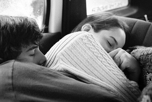 Couple échangeant une étreinte chaleureuse