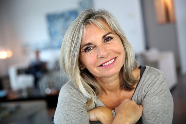 Femme élégante de 50 ans