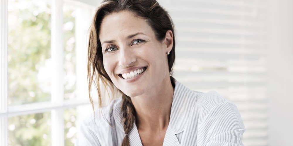 Femme souriante de 40 ans