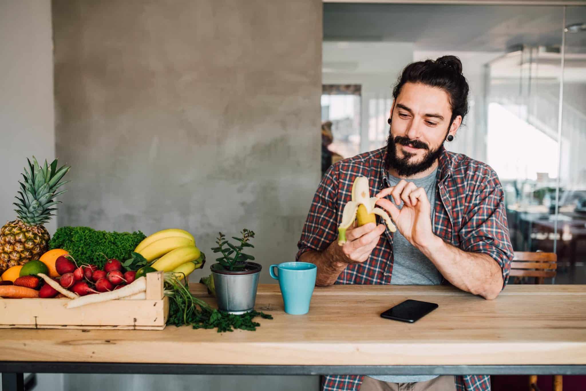Personne mangeant une banane mûre