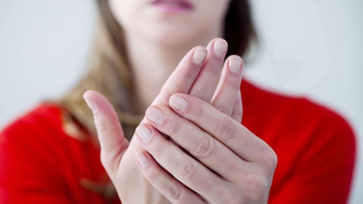 Comparaison visuelle entre des doigts normaux et atteints de Raynaud