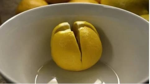 Citron coupé en quatre posé sur une table