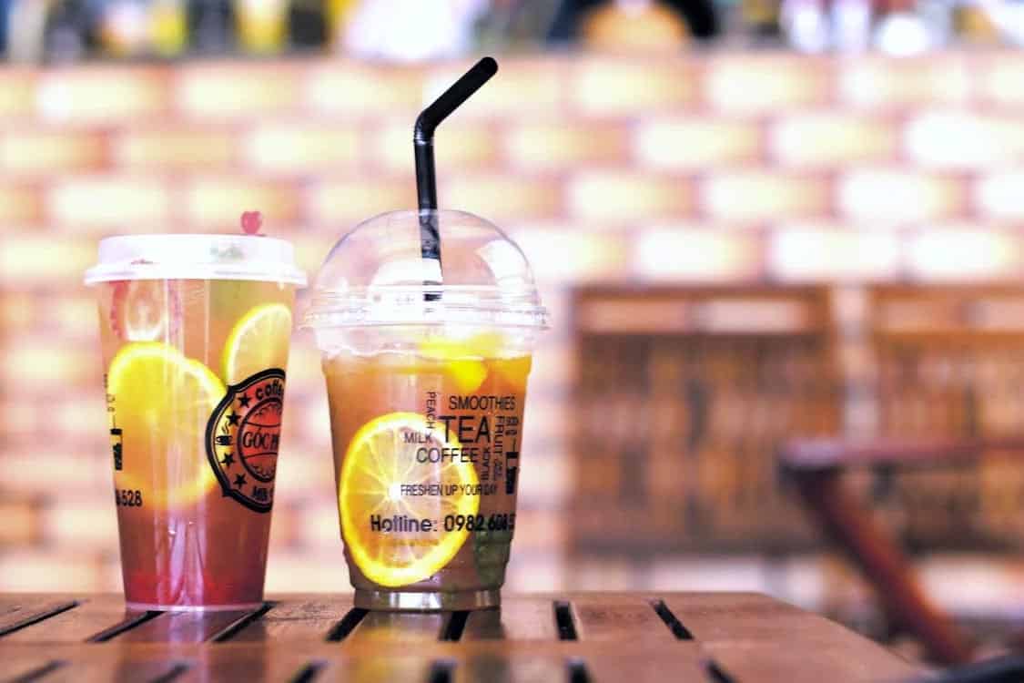 Bouteilles de thé glacé et feuilles de menthe