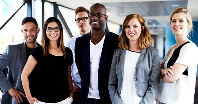 Jeunes adultes utilisant des smartphones