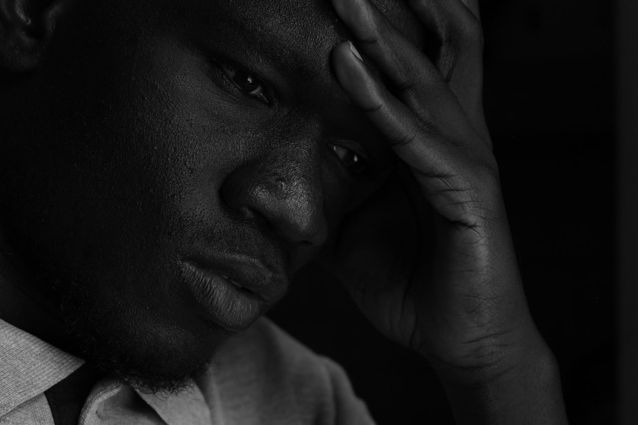 Homme en pleine réflexion