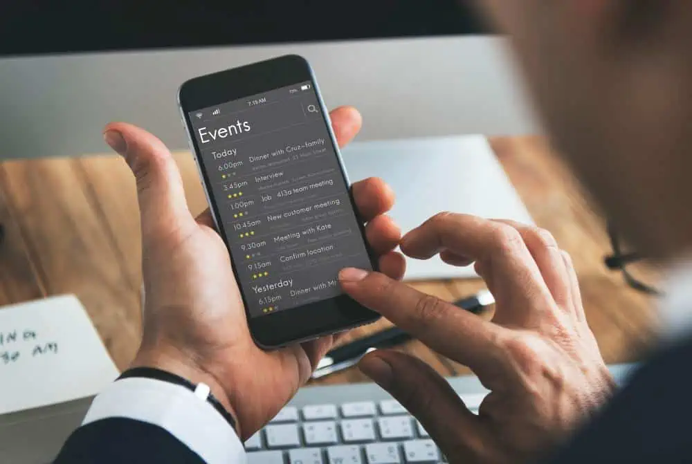 Homme utilisant son téléphone avec méfiance