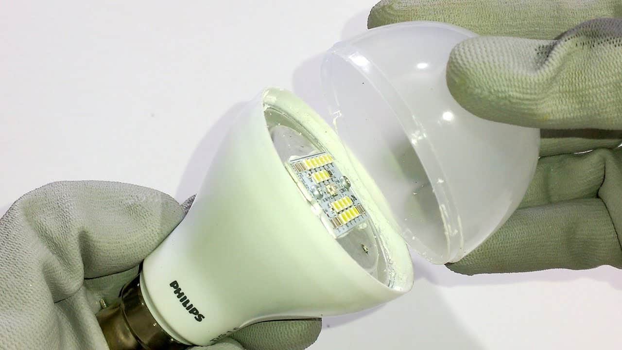 Démontage d'une ampoule LED étape par étape