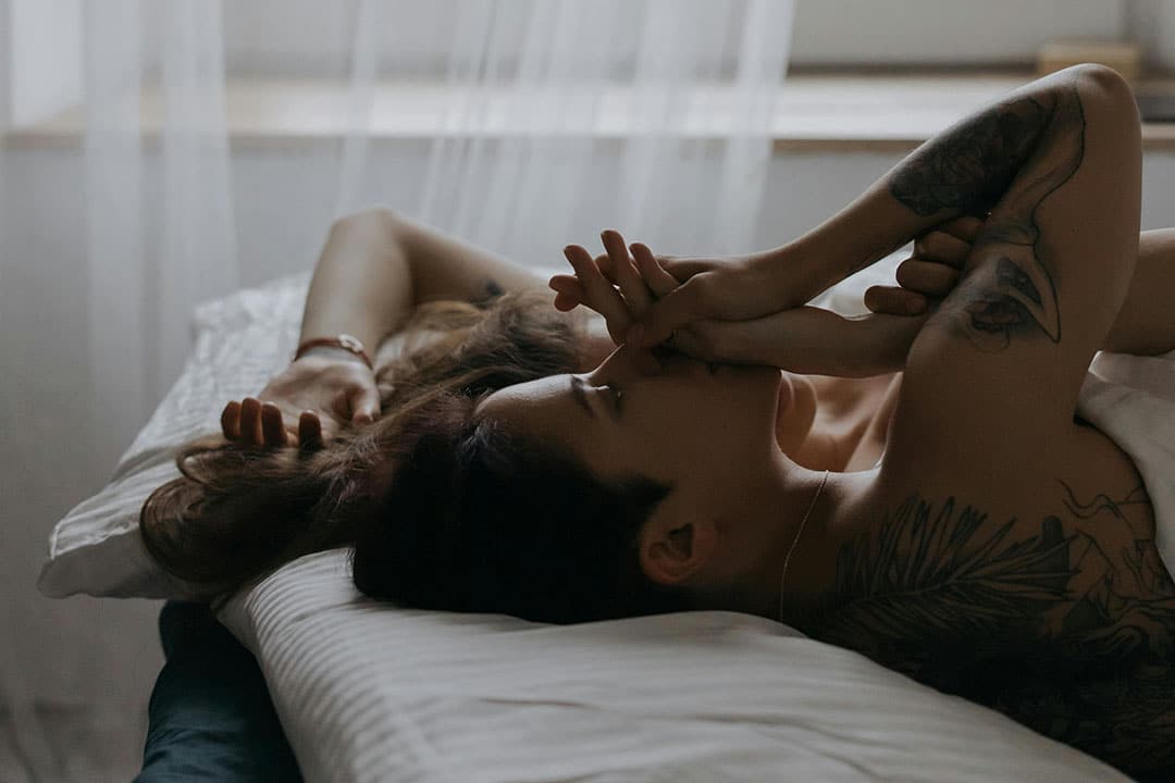 Couple discutant tranquillement