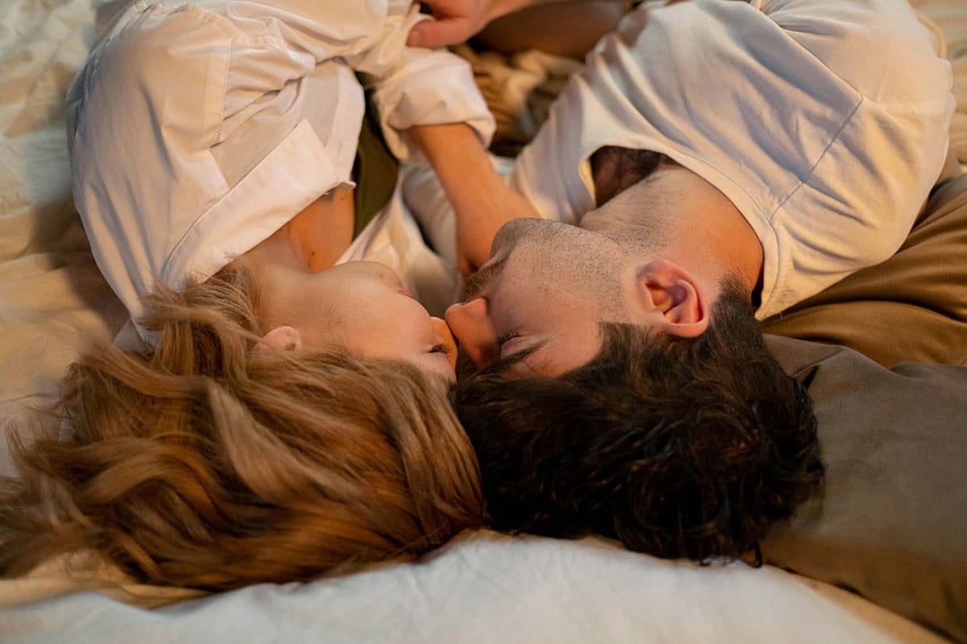 Couple se tenant la main