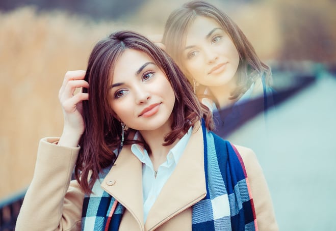 Illustration d'une femme perplexe face à une sensation de déjà-vu