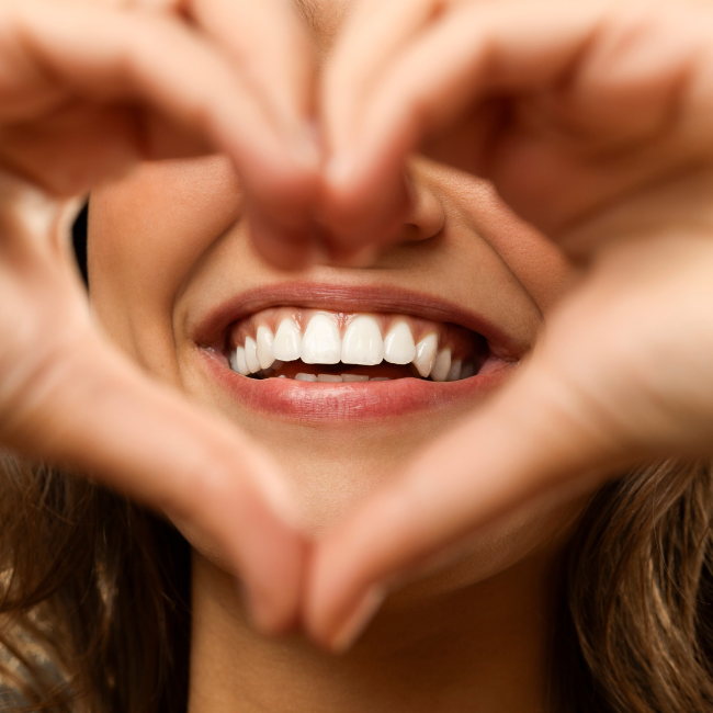 Femme souriante avec des dents blanches