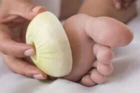Schéma explicatif des bienfaits de l'oignon sur les pieds