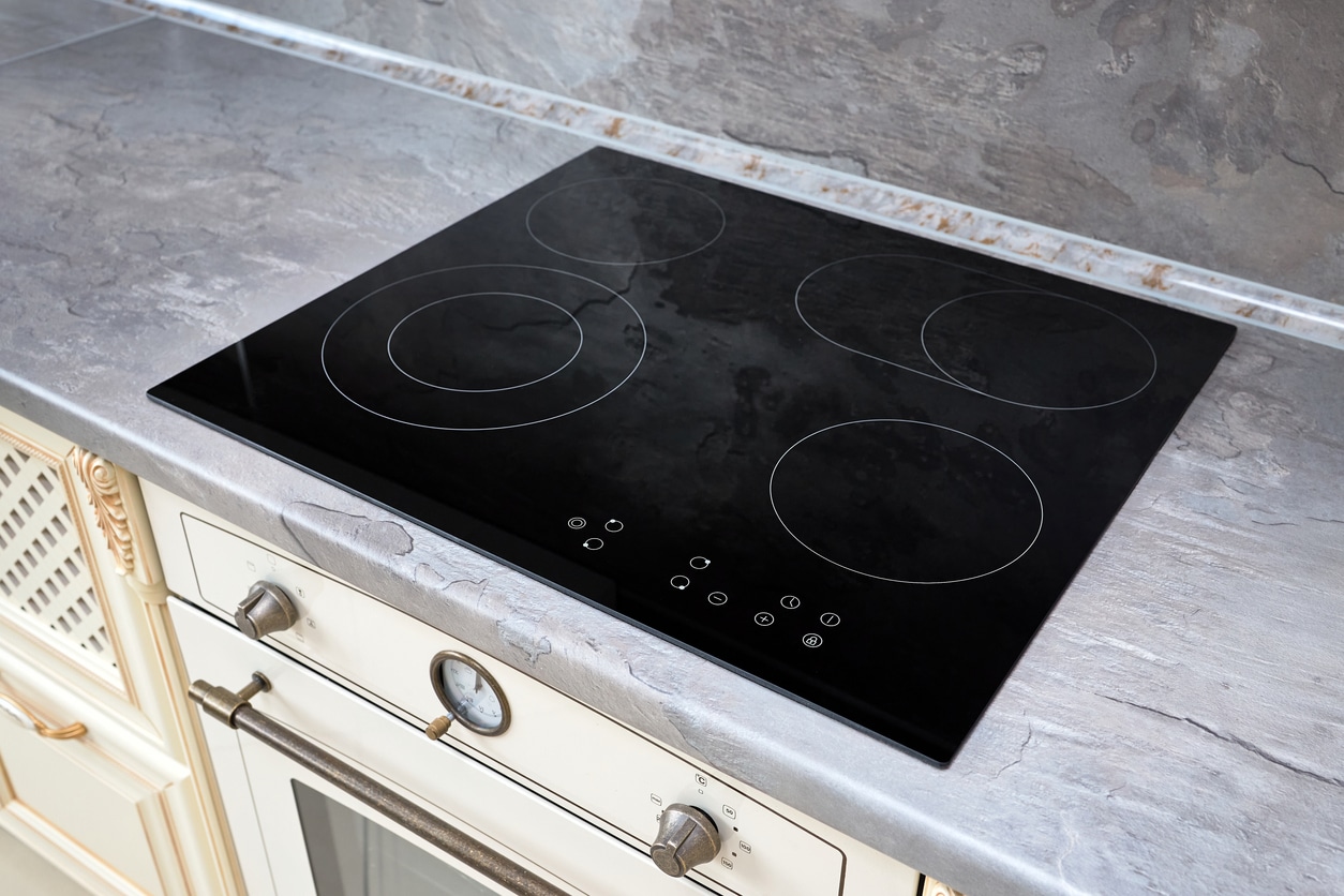 Plaque de cuisson moderne dans une cuisine équipée