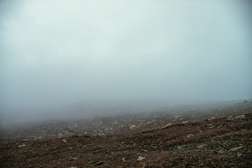 Illustration d'un paysage recouvert d'un épais brouillard