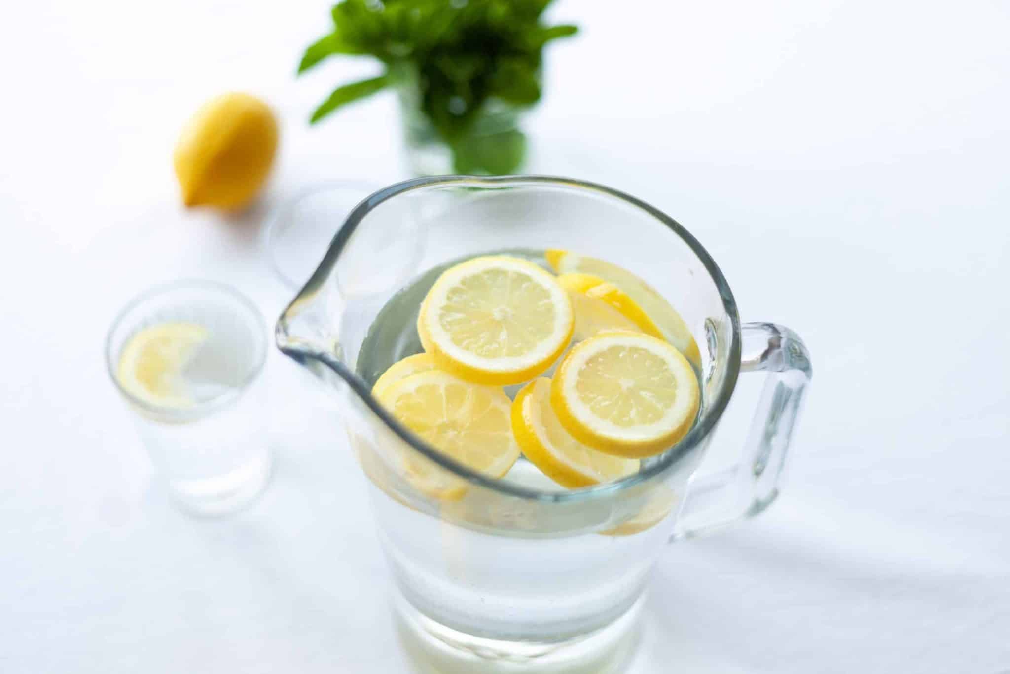 Verre d'eau citronnée