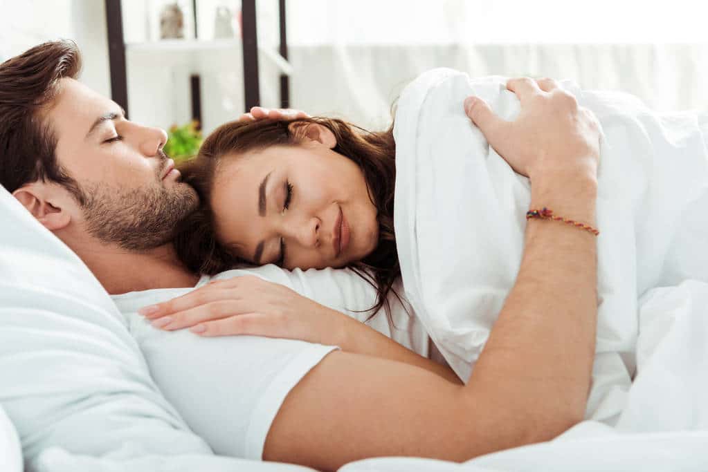 Couple intimement enlacé