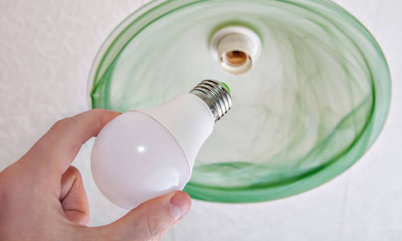Ampoule LED ouverte montrant ses composants