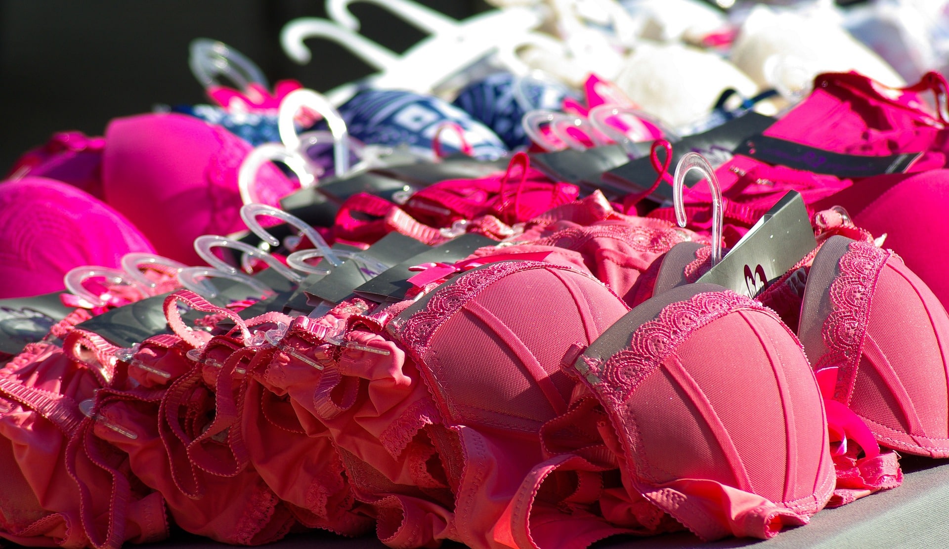 Soutien-gorge bandeau sur un lit