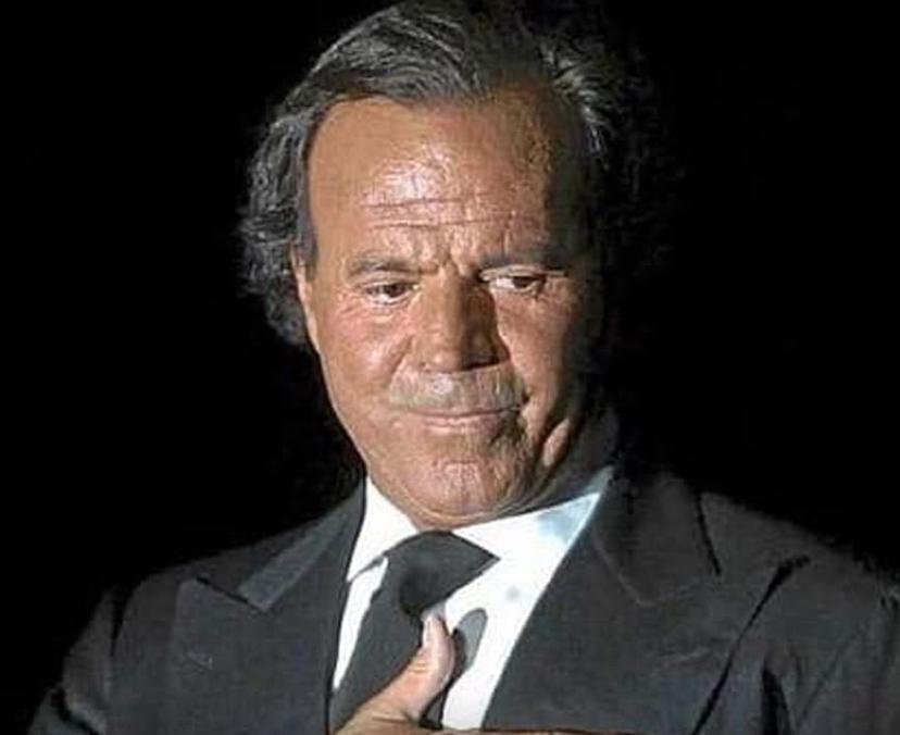 Julio Iglesias souriant, image d'archive