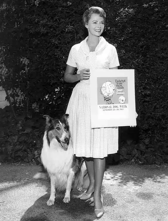 June Lockhart posant avec son chien