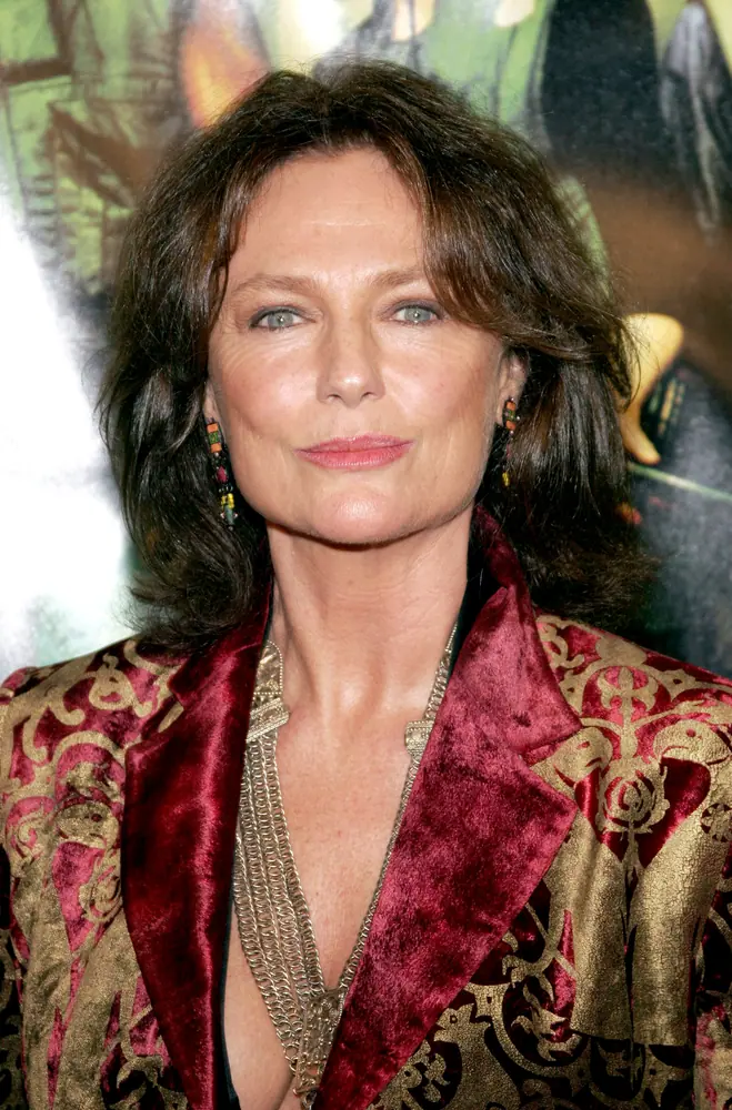 Jacqueline Bisset, élégante et sereine, posant récemment