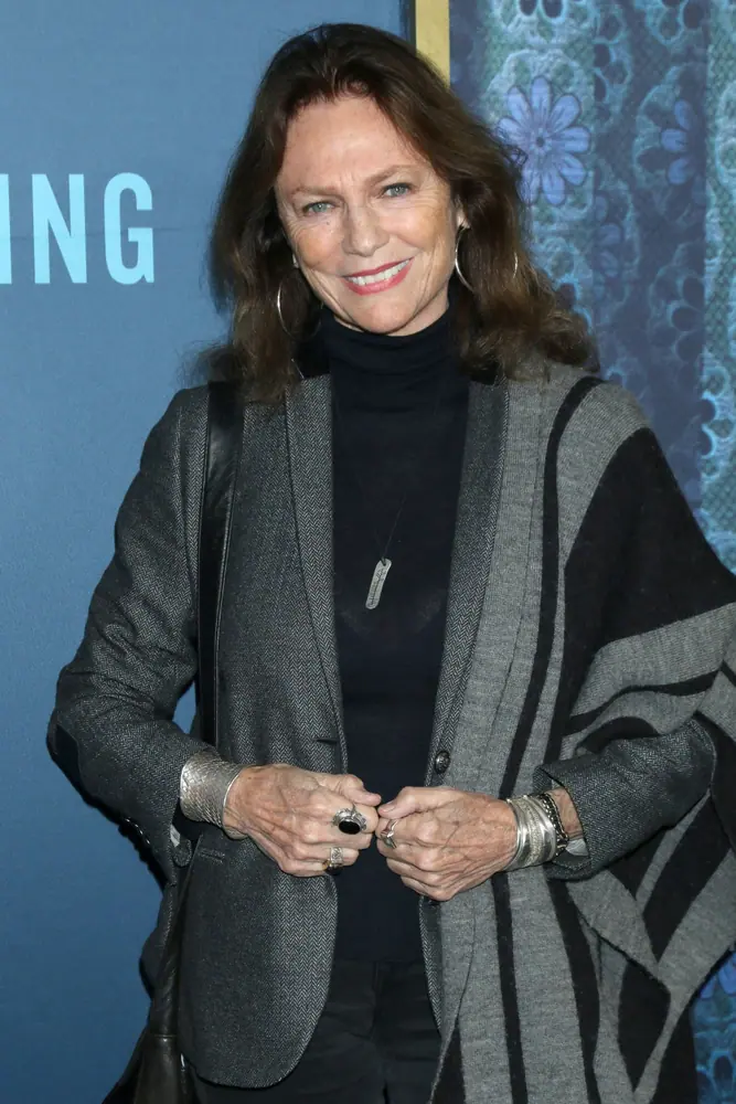 Portrait actuel de Jacqueline Bisset, rayonnante et élégante