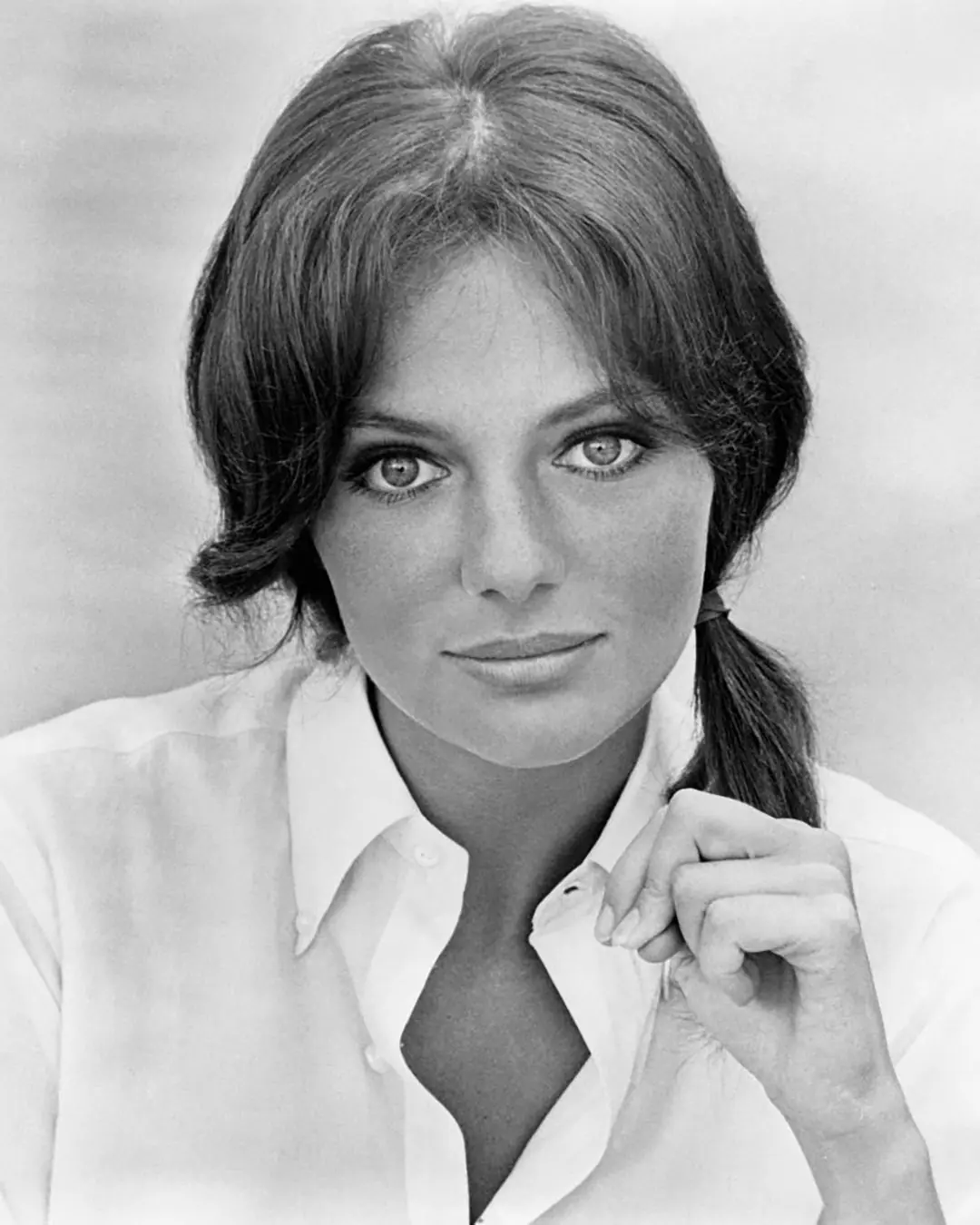 Portrait de Jacqueline Bisset, élégante et souriante
