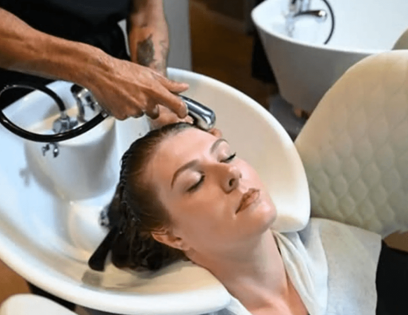 Femme chez le coiffeur recevant des conseils