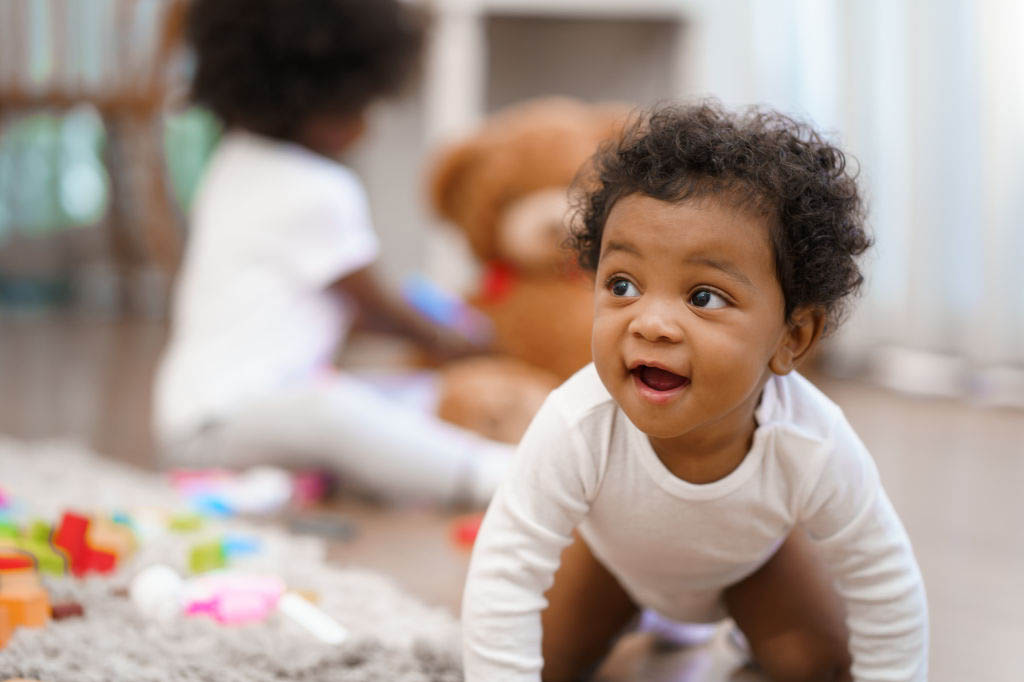 Il a tourné le dos à ses quatre bébés — trois décennies après, une vérité bouleversante a tout changé