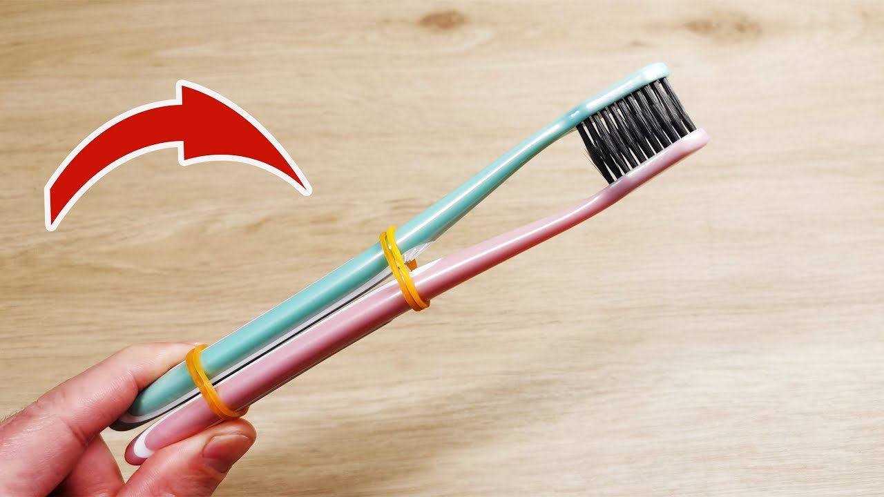Nettoyage d'une brosse à cheveux avec une brosse à dents