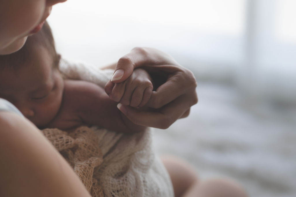Il a tourné le dos à ses quatre bébés — trois décennies après, une vérité bouleversante a tout changé