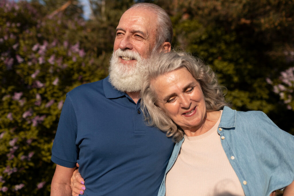 Couple âgé se tenant la main avec tendresse