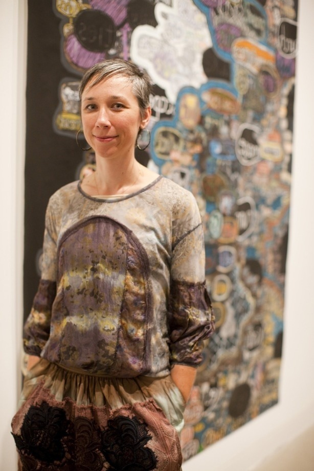 Portrait d'Alexandra Grant arborant fièrement ses cheveux gris naturels