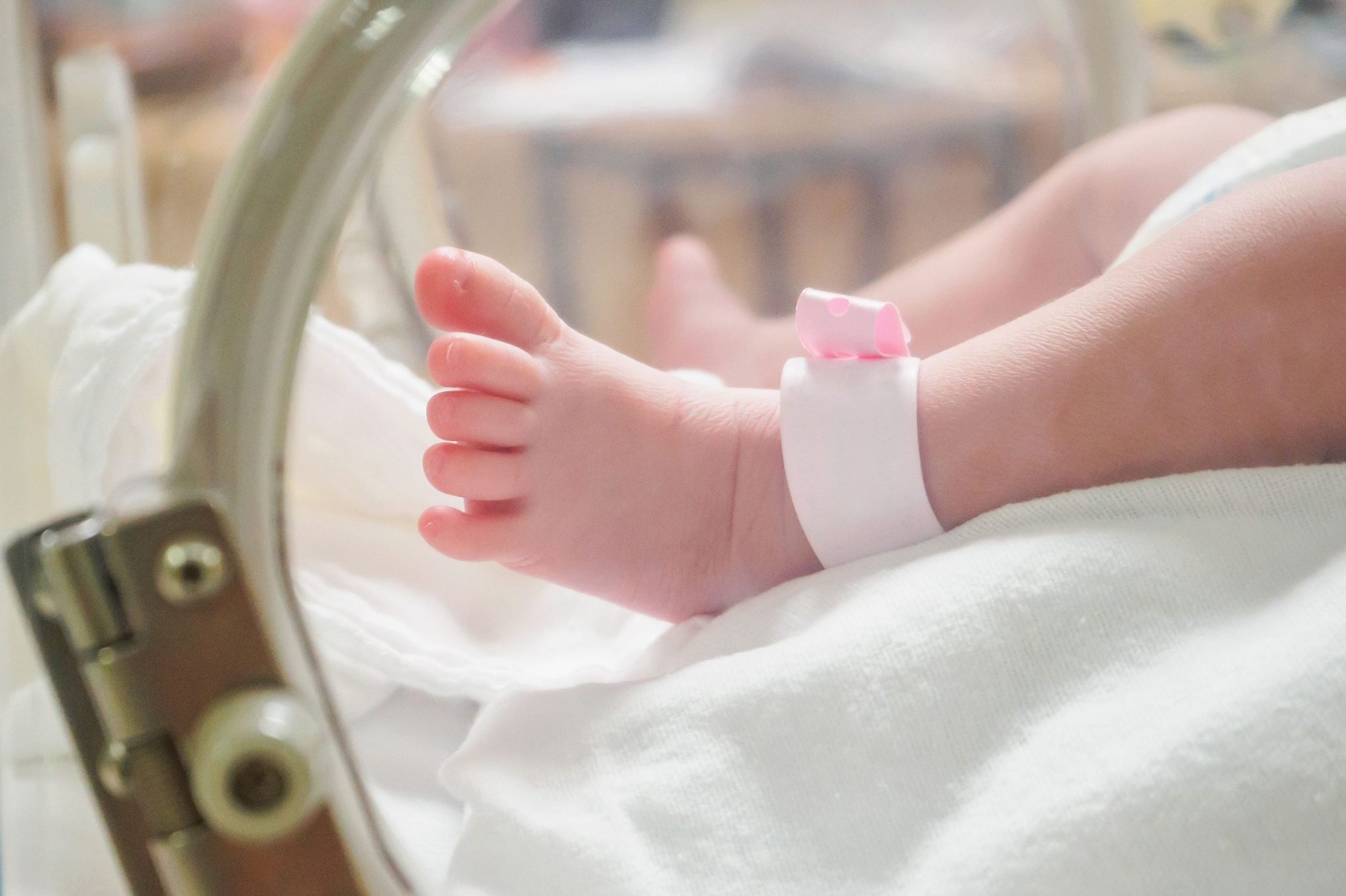 Femme enceinte tenant une échographie