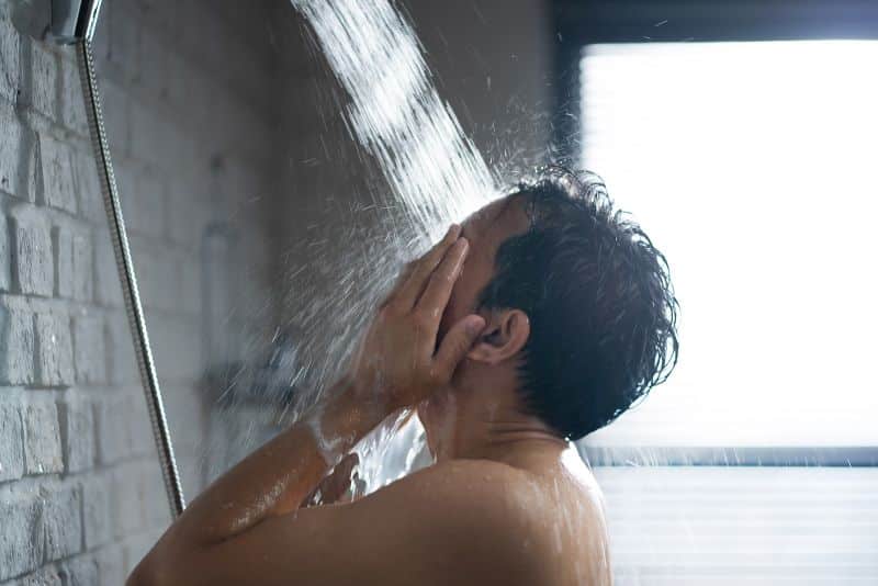 Trente ans de douleurs sous la douche : le cas stupéfiant d’un homme marié qui ignorait tout de son anatomie