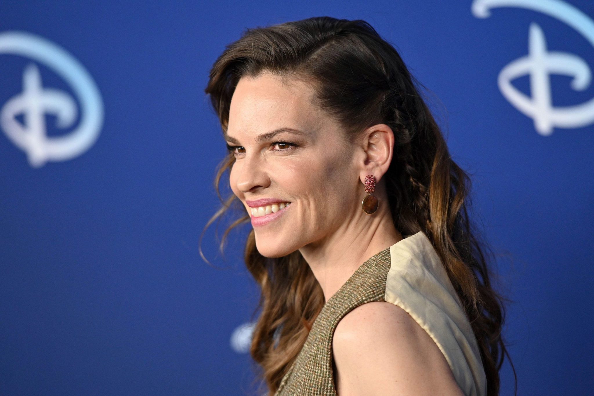 Hilary Swank souriante, épanouie