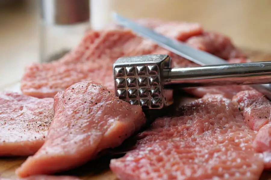 Maillet à viande posé sur une planche en bois