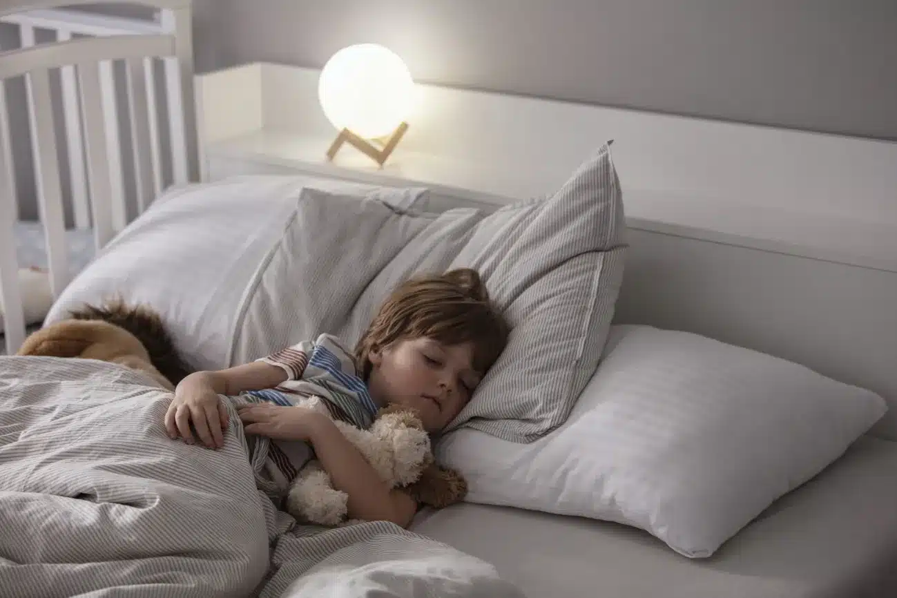 Fini les nuits hachées : la méthode scandinave qui endort mes enfants en un quart d’heure et les garde au lit jusqu’au petit matin