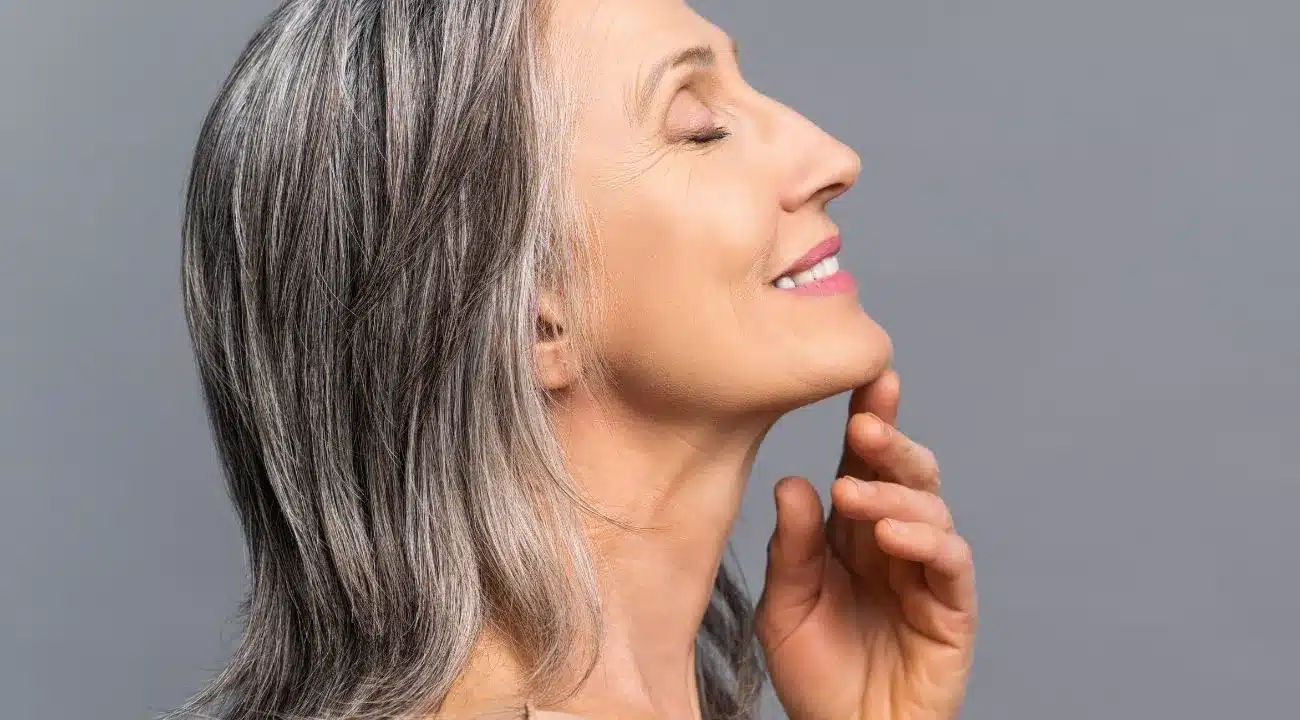 Menton qui se couvre de poils après 50 ans : le verdict d’une dermatologue sur la solution la plus efficace