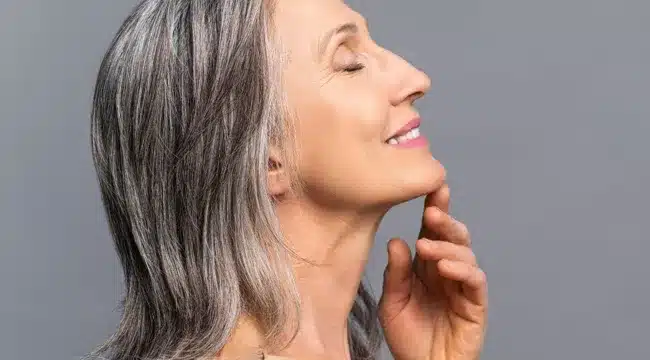 Menton féminin et pilosité inattendue : décryptage des causes et des solutions