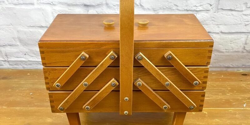 Coffret en bois ancien patiné par le temps