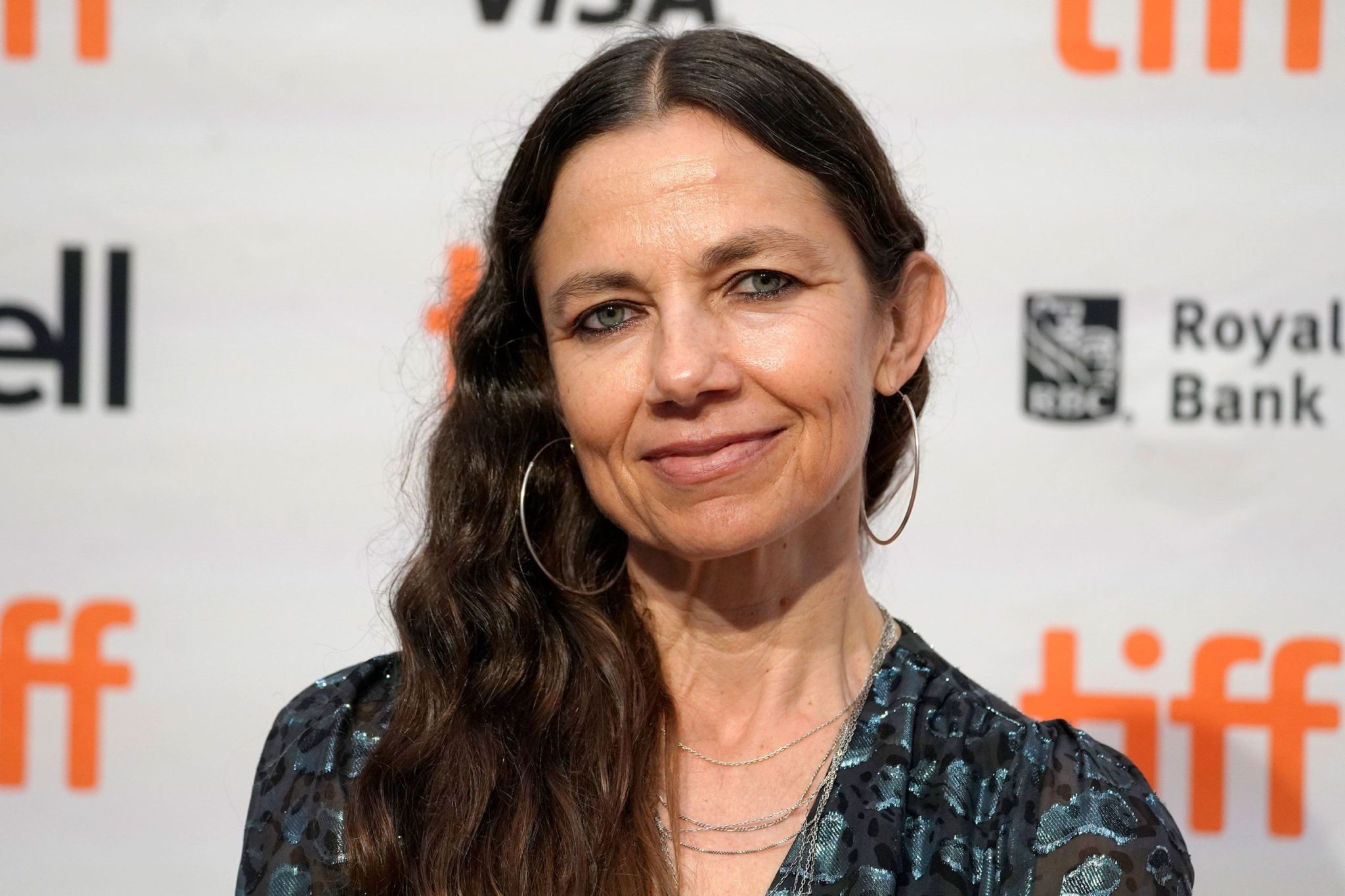 Justine Bateman en interview, expression réfléchie