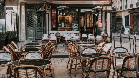 Intérieur d'un café traditionnel avec des sièges en bois