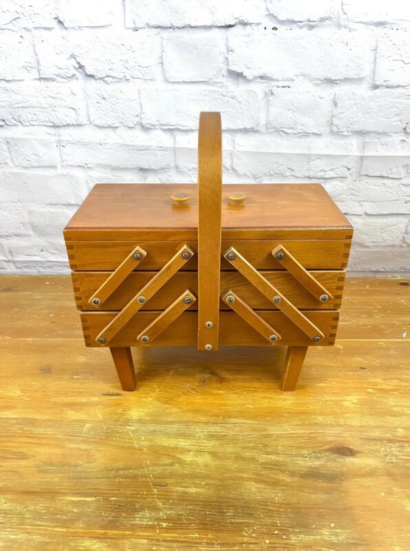 Visage d'une grand-mère souriante devant le coffret