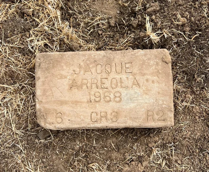 Pierre ancienne gravée trouvée dans un jardin