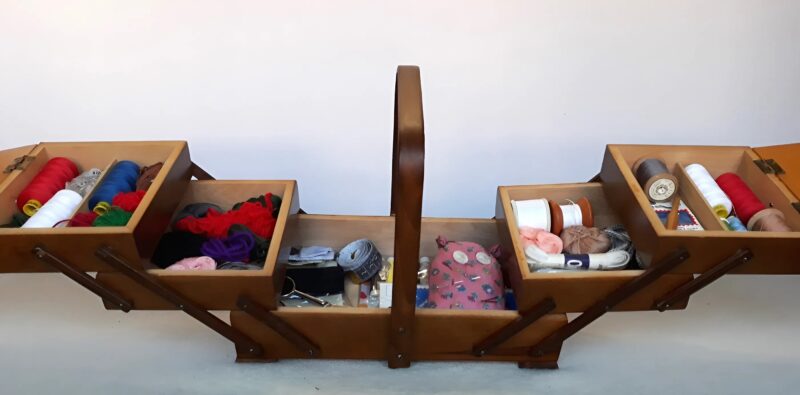 Double fond secret du coffret révélant des trésors