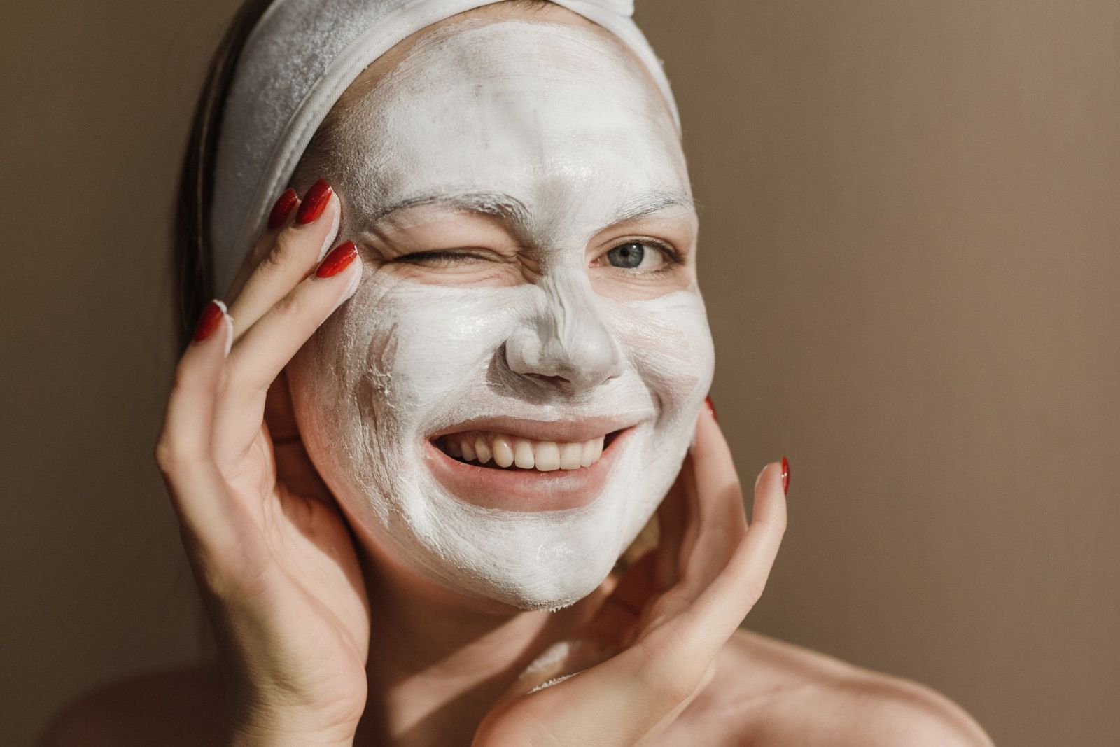 Application d'un soin maison sur le visage, geste doux