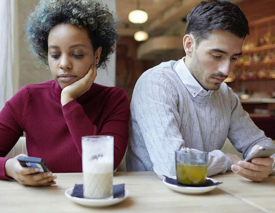 Ces 4 silences dans le couple qui sonnent l’alerte (et celui qui reste précieux)