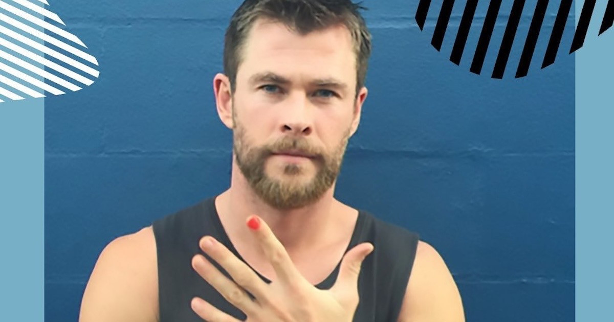 Chris Hemsworth montrant son ongle peint